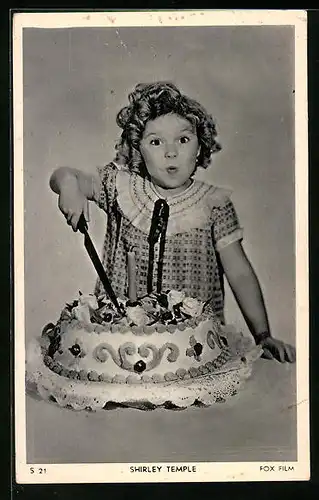 AK Schauspielerin Shirley Temple schneidet einen Geburtstagskuchen an