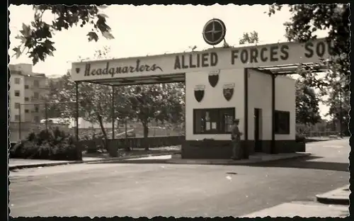 Fotografie Headquarters Allied Forces, Eingang zu einer Nato-Basis