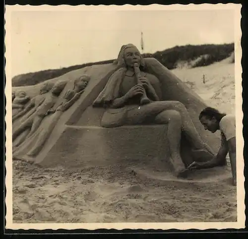 Fotografie Bildhauer modelliert eine Sandskulptur