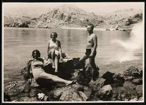 Fotografie Bademode, Herr in Badehose & Damen im Badeanzug an einer Felsenküste