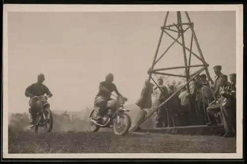Fotografie Motorrad-Rennen, Rennfahrer mit Startnummer 3 & 8 beim Geländerennen