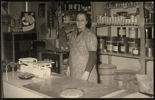 Fotografie Gassmann, Berlin-Grunewald, Tante Emma Laden, Verkäuferin hinter dem Ladentresen