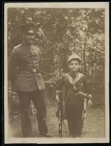 Fotografie 1.WK, Knabe mit Gewehr, Bajonett & Ausrüstung