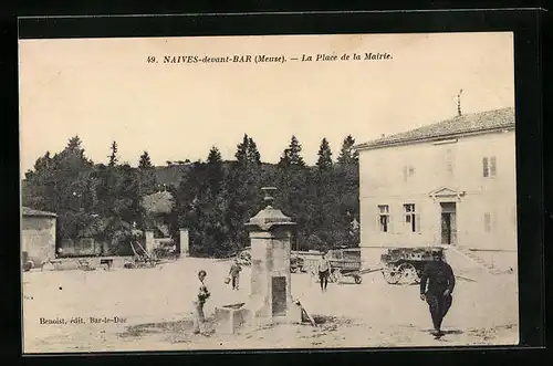 AK Naives-devant-Bar, la Place de la Mairie