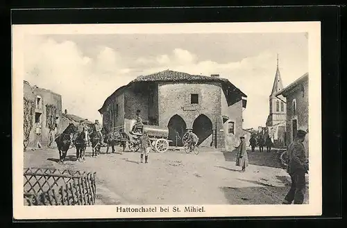 AK Hattonchatel, Soldaten mit Pferdewagen vor einem Gebäude