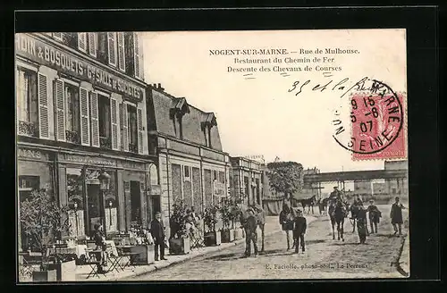 AK Nogent-sur-Marne, Rue de Mulhouse, Restaurant du Chemin de Fer, Descente des Chevaux de Courses