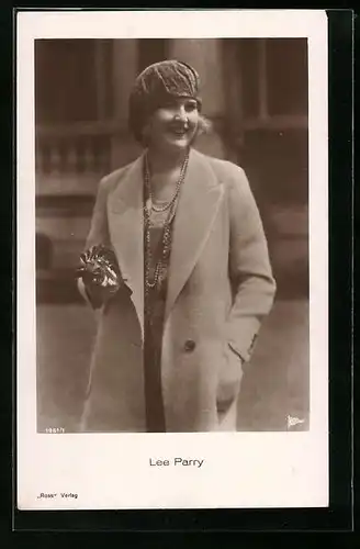 AK Schauspielerin Lee Parry mit Mantel und Hut