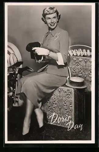 AK Schauspielerin Doris Day im eleganten Kleid