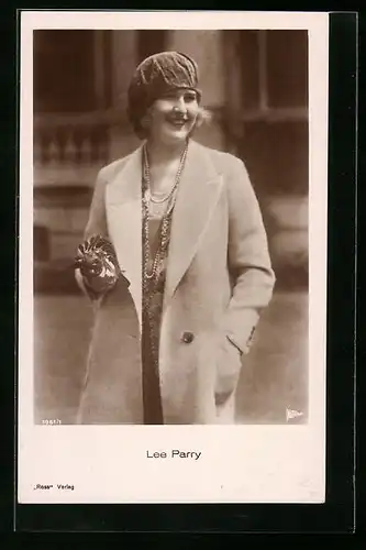 AK Schauspielerin Lee Parry mit Hut und Mantel