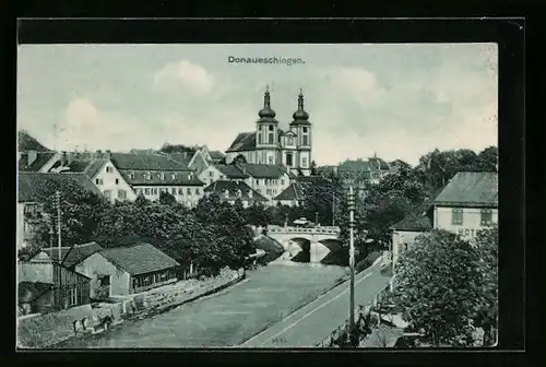 AK Donaueschingen, Flusspartie, Blick zur Kirche