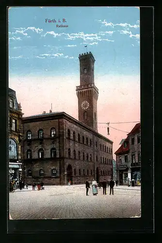 AK Fürth i. Bayern, Passanten auf dem Platz vor dem Rathaus