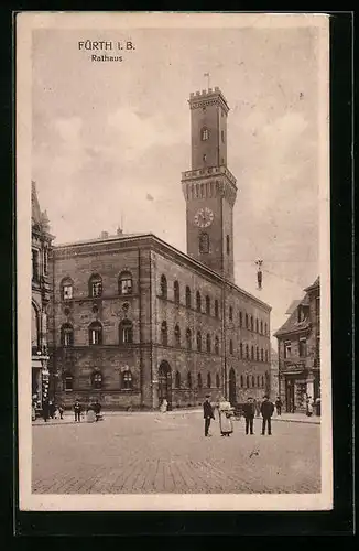 AK Fürth i. Bayern, Passanten auf dem Vorplatz zum Rathaus