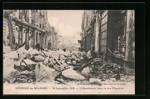 AK Bourges, Incendie 14 Septembre 1928, L`eboulement dans la rue Moyenne