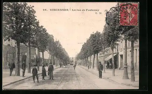 AK Vincennes, La rue de Fontenay, Passanten und eine Strassenbahn