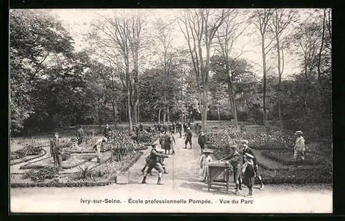 AK Ivry-sur-Seine, Ecole professionnelle Pompee, Vue du Parc