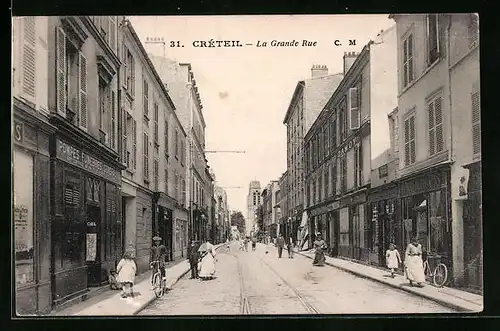 AK Creteil, La Grande Rue, Passanten auf der Strasse, Blick zur Kirche