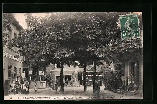 AK La Varenne-Chennevieres, L`Ecu de France, la Cour de l`Hostellerie