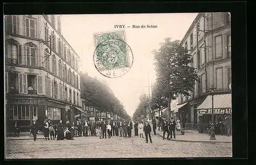 AK Ivry-sur-Seine, Rue de Seine, Menschen stehen auf der Strasse