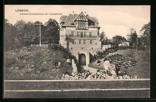 AK Lübeck, vor der Navigationsschule mit dem Kaisertor