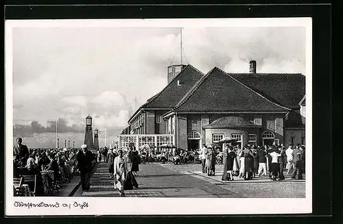 AK Westerland a. Sylt, Passanten auf der Promenade