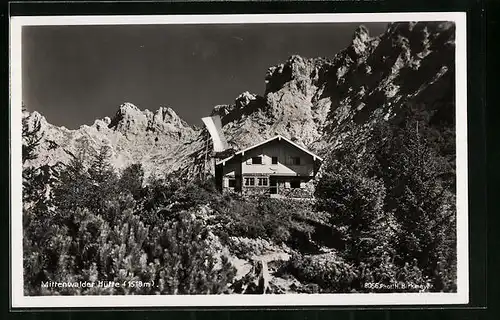 AK Mittenwalder Hütte, Berghütte mit waldiger Landschaft