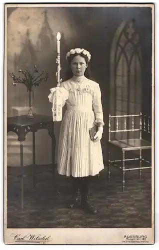 Fotografie Carl Witschel, Augsburg, Singerstr. 12a, Portrait hübsches junges Mädchen im Kommunionskleid mit Kerze, 1919
