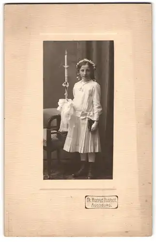 Fotografie Fr. Hoefele, Augsburg, Portrait kleines Mädchen im weissen Kleid zur Kommunion mit Kerze