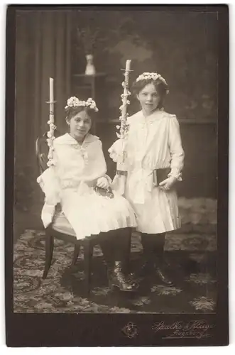 Fotografie Spalke & Kluge, Augsburg, Portrait zwei Mädche Luise und Anna in Kommunionskleidern mit Kerze in der Hand