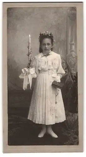 Fotografie unbekannter Fotograf und Ort, Portrait niedliches Mädchen Dora Hohenadel im Kommunionskleid mit Bibel 