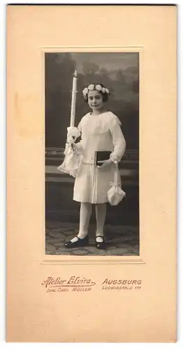 Fotografie Atelier Elvira, Augsburg, Ludwigstr. 171, Portrait kleines Mädchen im weissen Kleid mit Bibel, Kommunionskerze