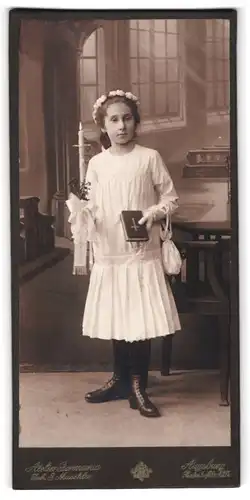 Fotografie Atelier Germania, Augsburg, Bahnhofstr. 12, Portrait Luise Daser im weissen Kleid zu ihrer Kommunion, 1919