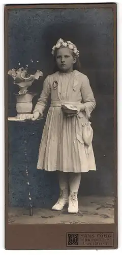 Fotografie Hans Förg, Bamberg, Luitpoldstr. 9, Portrait blondes Mädchen im Kommunionskleid mit Haarschmuck