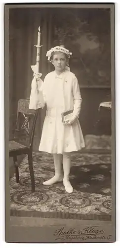 Fotografie Spalke & Kluge, Augsburg, Kaiserstr. 17, Portrait Mädchen Anna Sporer zu ihrer Kommunion 1916 im weissen Kleid