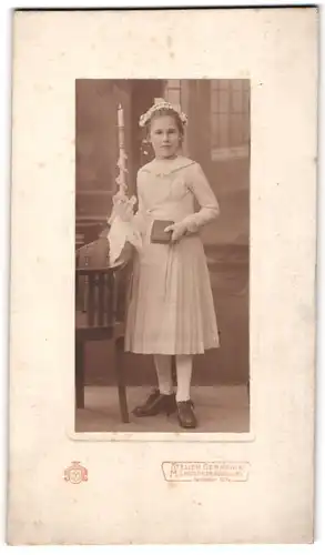 Fotografie Ateleir Germania, Augsburg, Bahnhofstr. 12, Mädchen Magdalena Kraus im Kommunionskleid mit Kerze, 1919