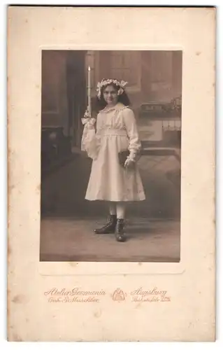 Fotografie Atelier Germania, Augsburg, Bahnhofstr. 12, Portrait kleines Mädchen Käthe im Kommunionskleid 1919
