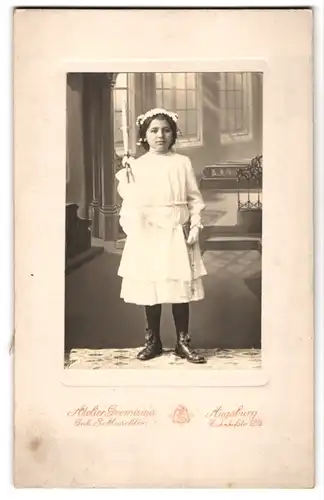 Fotografie Atelier Germania, Augsburg, Bahnhofstr. 12, Portrait kleines Mädchen R. Gruber zur Kommunion im weissen Kleid