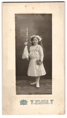Fotografie Gebr. Martin, Augsburg, Bahnhofstr. 24, Portrait kleines Mädchen zu ihrer Kommunion im weissen Kleid mit Kerze
