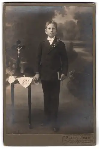 Fotografie Gustav Weber, Staffelstein, Portrait junger Knabe im dunklen Anzug zu seiner Kommunion