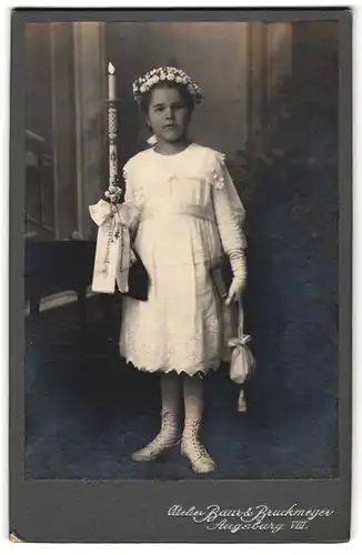 Fotografie Baur & Bruckmeyer, Augsburg, süsses Mädchen im weissen Kleid mit Kerze zur heiligen Kommunion