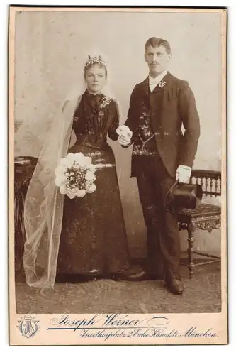 Fotografie Joseph Werner, München, isathorplatz 2, Portrait junge Eheleute im schwarzen Hochzeitskleid und Zylinder