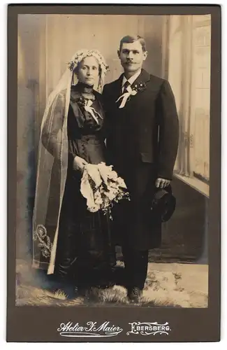 Fotografie Atelier J. Maier, Ebersberg, Portrait Eheleute im schwarzen Hochzeitskleid und Anzug mit Samthut