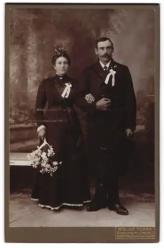Fotografie Atelier Verra, Rosenheim, Innstr. 1, Portrait Brautleute im schwarzen Hochzeitskleid und Anzug mit Schleife