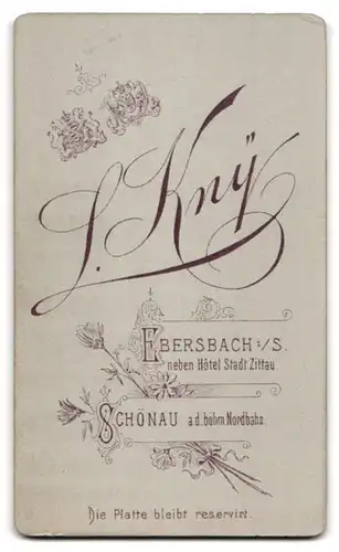 Fotografie L. Kny, Ebersbach i. Sa., Portrait Eheleute zur Hochzeit im schwarzen Kleid und Anzug nebst Zylinder