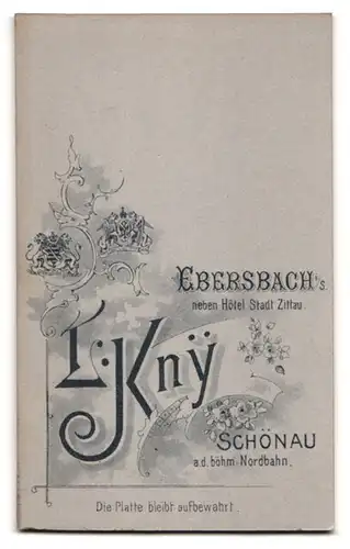 Fotografie L. Kny, Ebersbach i. Sa., Portrait junge Brautleute im schwarzen Hochezeitskleid und Anzug mit Bibel