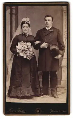 Fotografie Xaver Haas, Augsburg, Jesuitengasse 414, Eheleute im schwarzen Hochzeitskleid und Anzug mit Zylinder