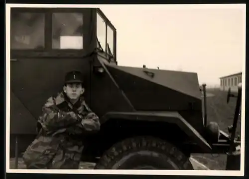 Fotografie Soldat der Bundeswehr lehnt schlafen am Lastwagen - LKW