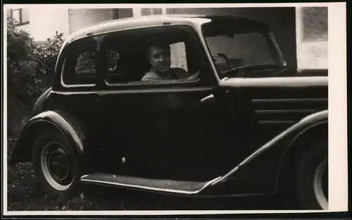 Fotografie Auto, Herr in schwarzem PKW sitzend