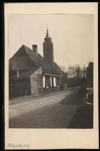 Fotografie unbekannter Fotograf, Ansicht Rijnsburg, Strasse an der Laurentius-Kirche