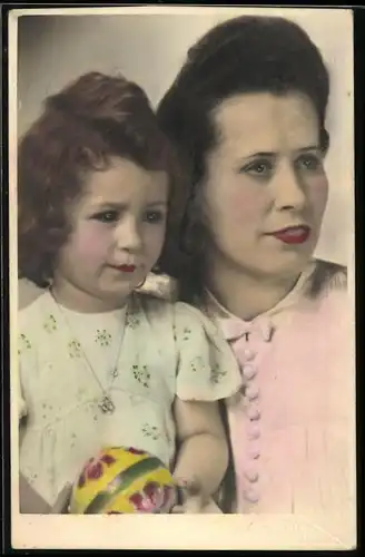 Fotografie Mutterglück, Mutter mit niedlicher Tochter, koloriert