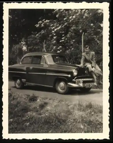 Fotografie Auto Opel Rekord, Herr sitzt auf Motorhaube des PKW's